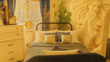 2 quartos, escrivaninha, ferros/tábuas de passar roupa