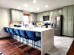 Fridge, microwave, oven, stovetop - Fun Luxury Lodge Sleeping 24｜Hot Tub ｜Games ｜View (Laurelville)