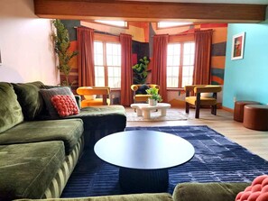 TV, books, stereo, offices - Fun Luxury Lodge Sleeping 24｜Hot Tub ｜Games ｜View (Laurelville)