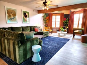 TV, books, stereo, offices - Fun Luxury Lodge Sleeping 24｜Hot Tub ｜Games ｜View (Laurelville)