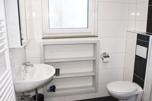 Dusche, Handtücher, Toilettenpapier