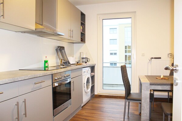 Kühlschrank, Ofen, Herdplatte, Geschirrspüler