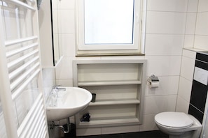 Dusche, Handtücher, Toilettenpapier