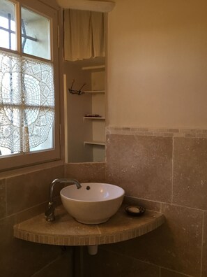 Baignoire, sèche-cheveux, serviettes fournies, savon