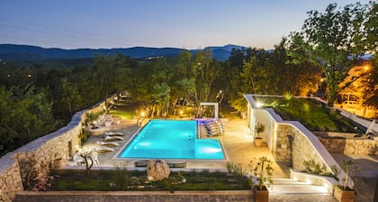Villa with stunning underwater view, fenced private park