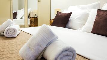 8 Schlafzimmer, Zimmersafe, Schreibtisch, Bügeleisen/Bügelbrett