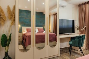 8 bedrooms, in-room safe, desk, iron/ironing board