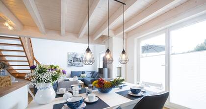 Helles, modernes Ferienhaus mit Sonnenterrasse und Wellness