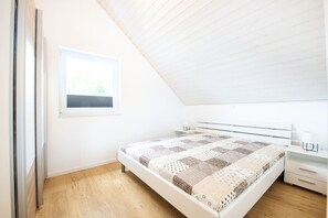 2 bedrooms, travel cot, WiFi