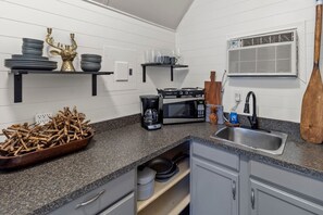 Geladeira, micro-ondas, cooktop, cafeteira/chaleira