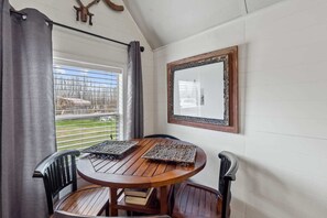 Dining - Stargazer- Caddo Lake Cabin with Kayaks (Oil City)