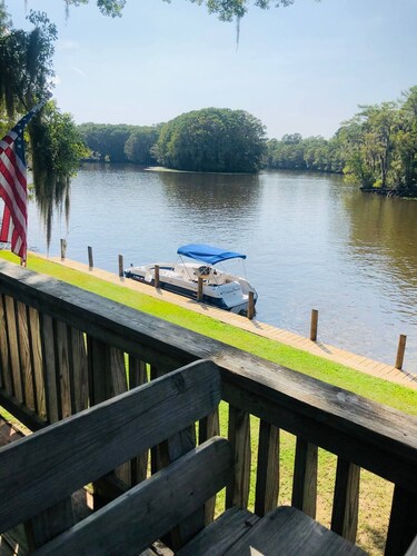 Stargazer- Caddo Lake Cabin with Kayaks