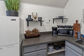 Fridge, microwave, stovetop, coffee/tea maker - Stargazer- Caddo Lake Cabin with Kayaks (Oil City)