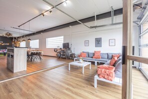 Smart TV, fireplace, foosball, table tennis - 5***** Loft for 16 with wellness near Bruges (Zedelgem)