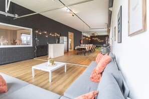 TV connectée, cheminée, baby-foot, table de tennis de table