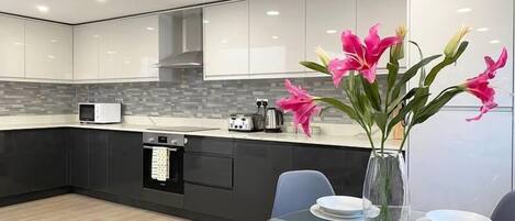 冷蔵庫、電子レンジ、オーブン、コンロ