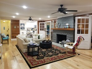 TV connectée, cheminée, livres