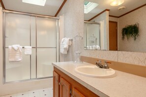 Dusche, Haartrockner, Handtücher, Toilettenpapier
