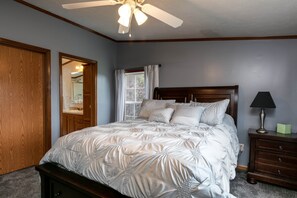 3 bedrooms, iron/ironing board, WiFi, bed sheets - Redtail Haven: Your Gateway to Nature's Bounty (Chatham Township)