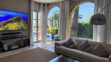 Een smart-tv en een open haard