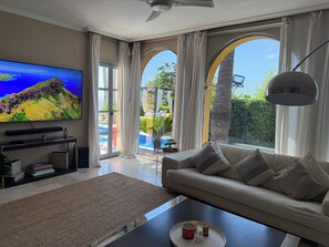 Smart TV, fireplace