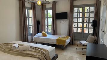 4 slaapkamers, een bureau, een strijkplank/strijkijzer, reisbedje