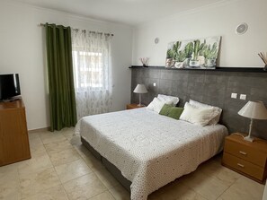 1 slaapkamer, een strijkplank/strijkijzer, gratis wifi, beddengoed