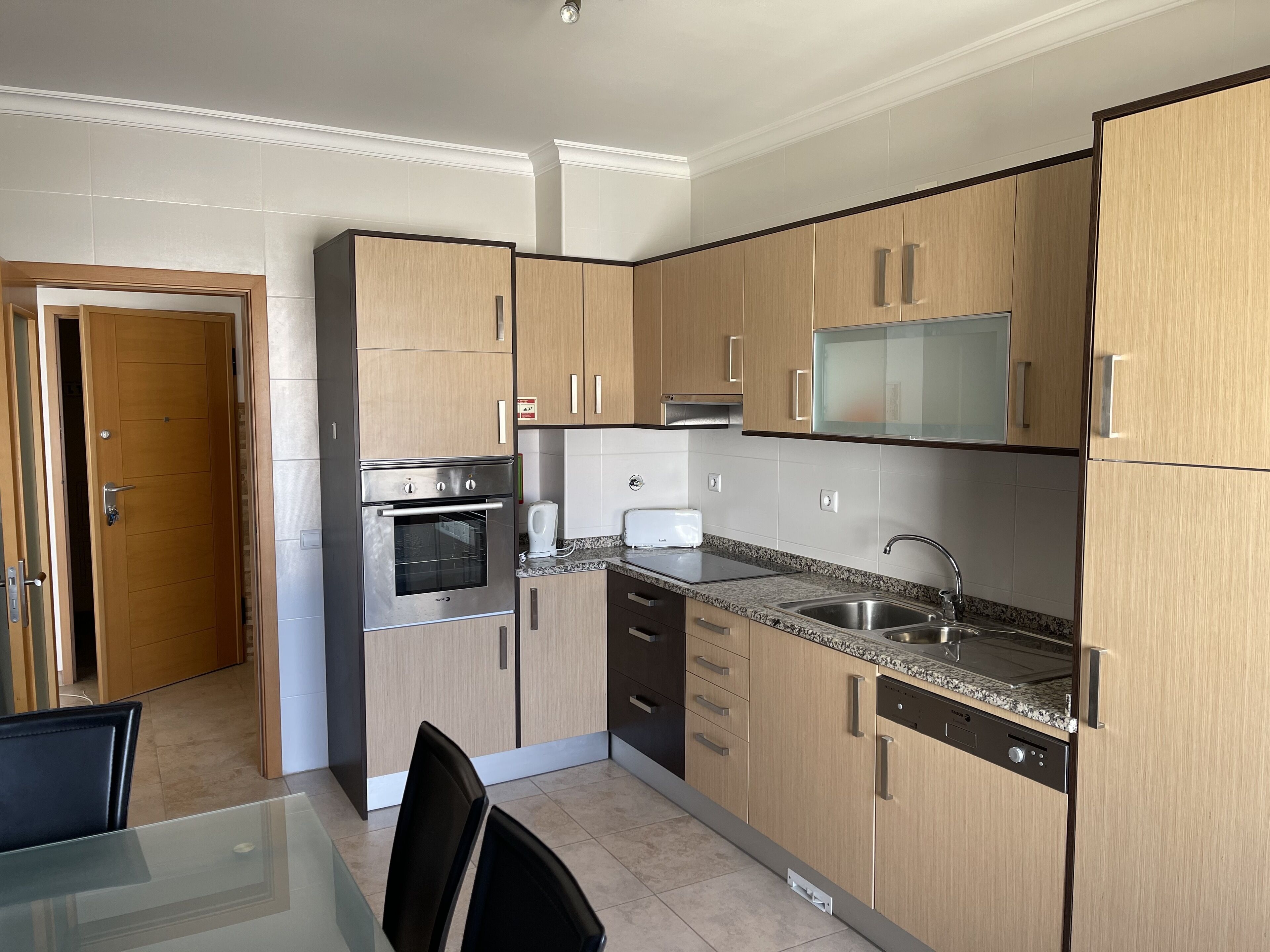 Geladeira, micro-ondas, fogão, lava-louças