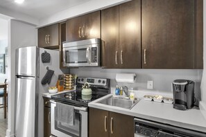 Een koelkast, een magnetron, een oven, een kookplaat