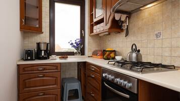 Coffee/tea maker, cookware/dishes/utensils