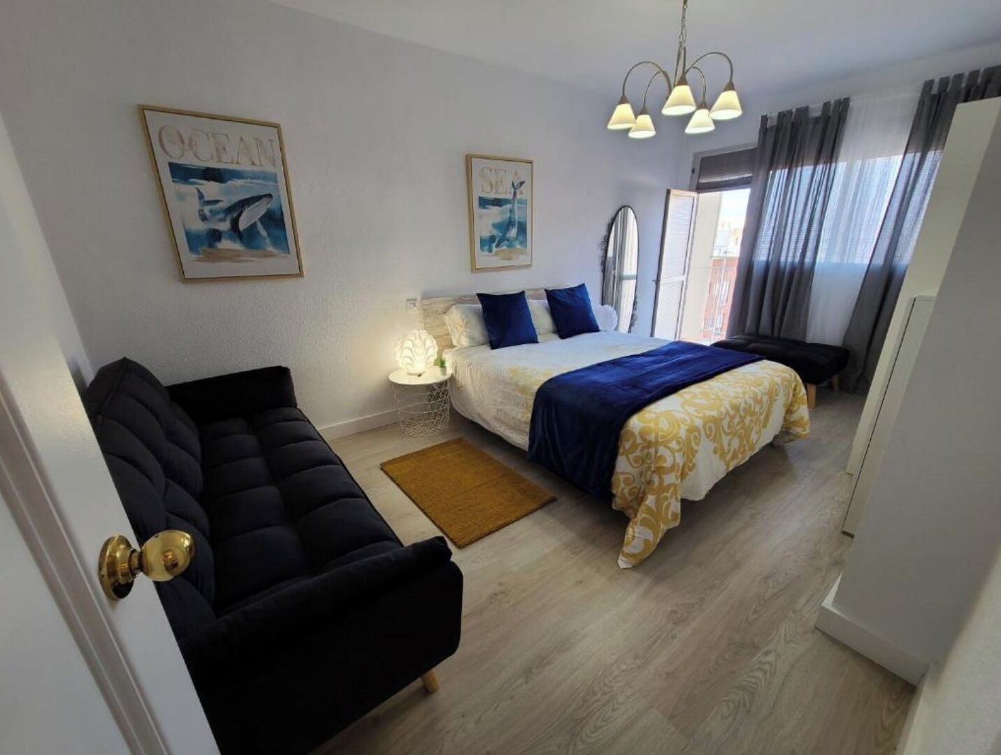 3 slaapkamers, een bureau, een strijkplank/strijkijzer, reisbedje