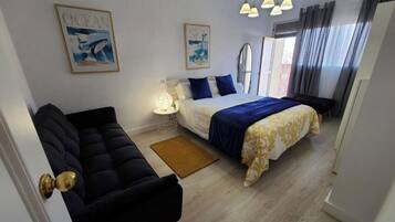 3 slaapkamers, een bureau, een strijkplank/strijkijzer, reisbedje