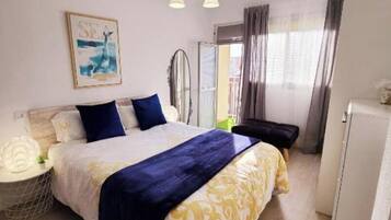 3 dormitorios, escritorio, tabla de planchar con plancha y cuna de viaje