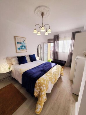3 slaapkamers, een bureau, een strijkplank/strijkijzer, reisbedje