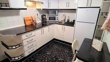 Frigorífico, microondas, horno y placa de cocina