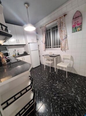Frigorífic, microones, forn i placa de cuina 
