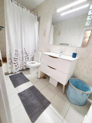 Vasca, asciugacapelli, asciugamani, sapone