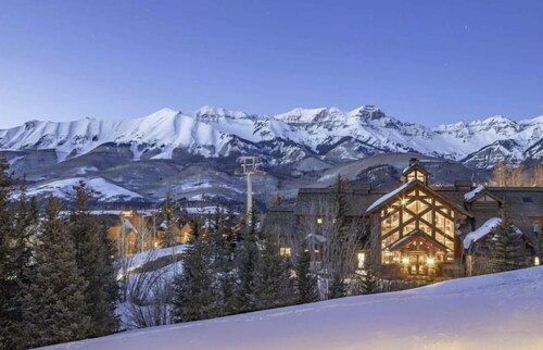 Elevated Escape: Deluxe 2 bed/2bath Ski IN/OUT condo