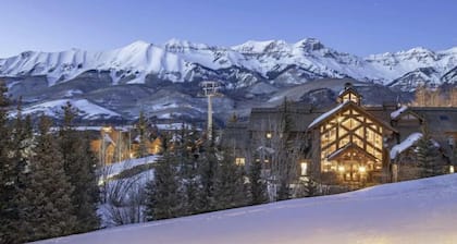 Elevated Escape: Deluxe 2 bed/2bath Ski IN/OUT condo