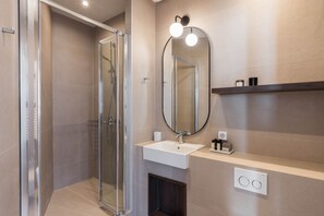 Shower - Luxury Apartment in Plaka C (Athens)