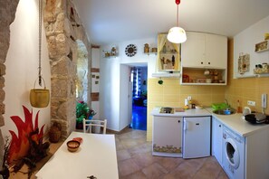 Fridge, coffee/tea maker, electric kettle, toaster - Happy Jackdaw in centre of Split (Split)