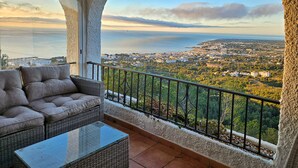 A balcony with a view of a coastal town and the sea. - Breizas Family House – Pool, Ocean Views & BBQ, Breizas House with Private Pool (Alcossebre)