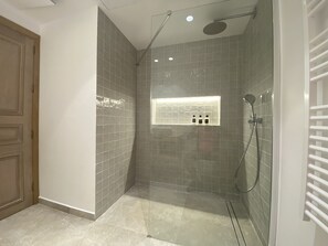 Douche, sèche-cheveux, serviettes fournies, savon