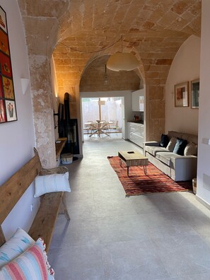 Smart TV, chimenea y oficina 