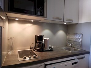 Fridge, oven, dishwasher, cookware/dishes/utensils - travelski home select - Résidence Les Glaciers (La Plagne)