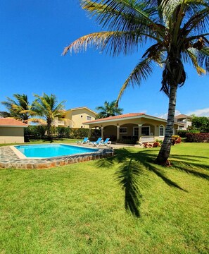 Pool - 9BD guest-friendly complex in central Sosua, 2 pools, WiFi/AC/cable TV/BBQ (Sosúa)