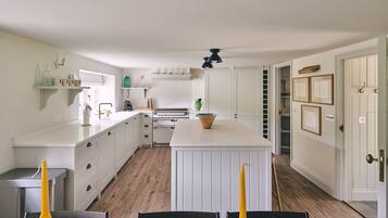 Microwave, stovetop, dishwasher, coffee/tea maker