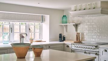 Microwave, stovetop, dishwasher, coffee/tea maker