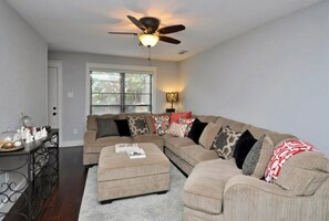 Smart TV - PRIVATE CONDO IN SPRING BRANCH  (Houston)