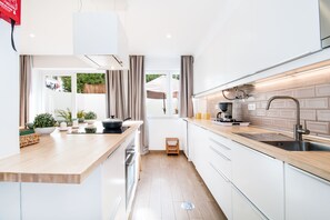 Kühlschrank, Mikrowelle, Ofen, Geschirrspüler